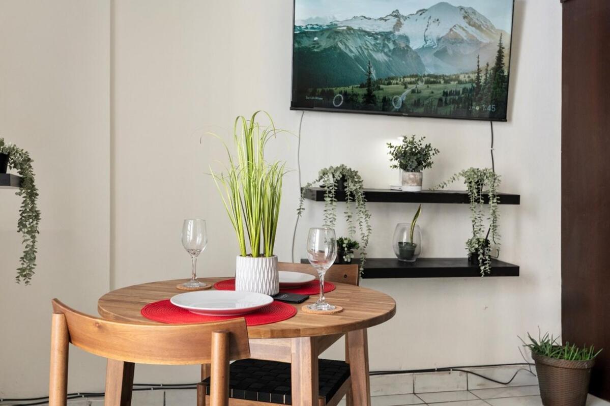 Apartment 3 Minutes To The Airport Free Parking Pool